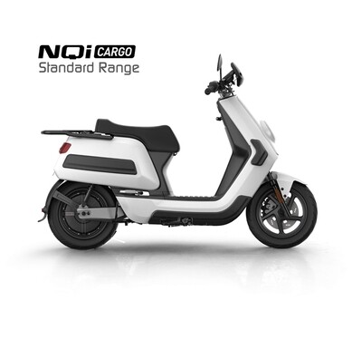 Weißer NIU NQi Cargo Elektroroller für Lieferdienste mit stabilem Heck-Gepäckträger.