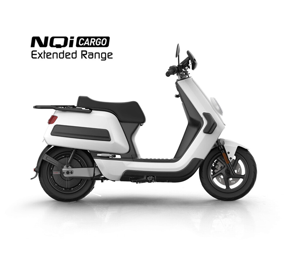 Weißer NIU NQi Cargo Elektroroller mit robustem Gepäckträger für Lieferdienste.
