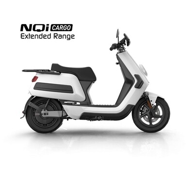 Weißer NIU NQi Cargo Elektroroller mit robustem Gepäckträger für Lieferdienste.