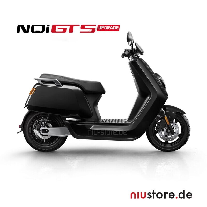 NIU NQi GTS Elektroroller in Schwarz – Seitenansicht der Standard Range Version.