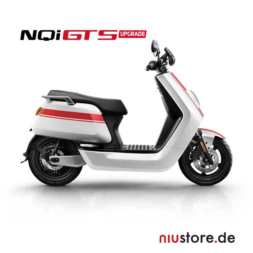Weißer NIU NQi GTS E-Roller mit roten sportlichen Akzenten vor weißem Hintergrund.