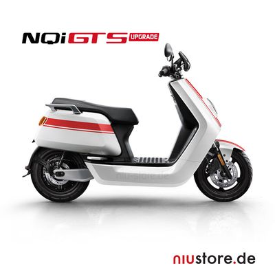 Weißer NIU NQi GTS E-Roller mit roten sportlichen Akzenten vor weißem Hintergrund.