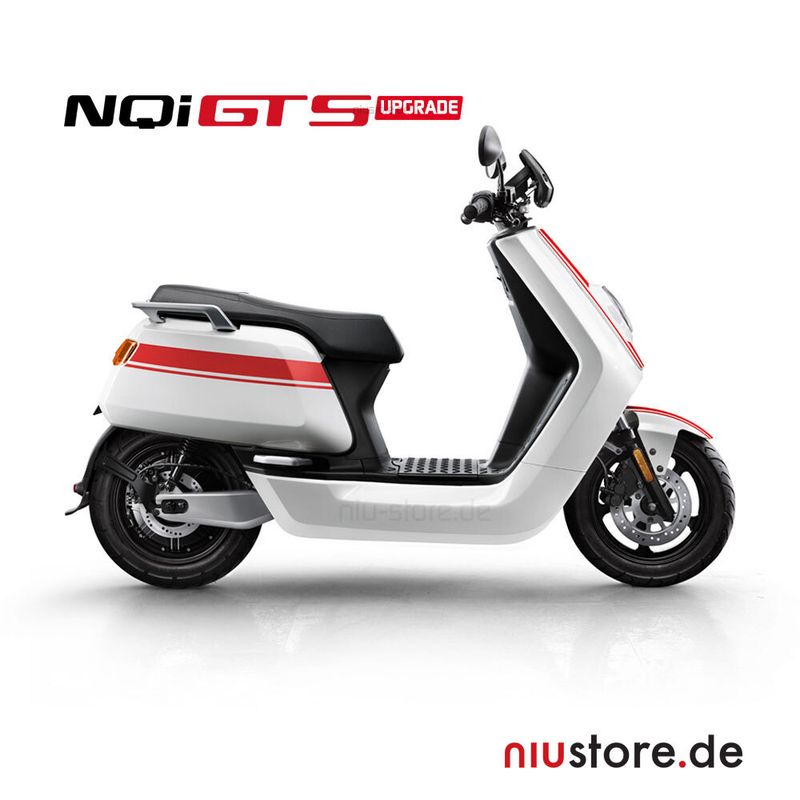 Weißer NIU NQi GTS E-Roller mit roten sportlichen Akzenten vor weißem Hintergrund.