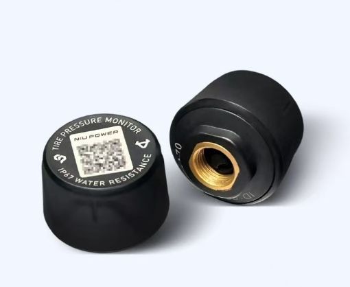 Zwei schwarze NIU Power Reifendruck-Sensoren (TPMS) mit IP67-Wasserschutz-Zertifizierung und QR-Code für die Smartphone-App-K