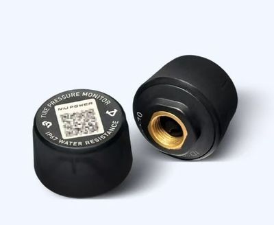 Zwei schwarze NIU Power Reifendruck-Sensoren (TPMS) mit IP67-Wasserschutz-Zertifizierung und QR-Code für die Smartphone-App-K