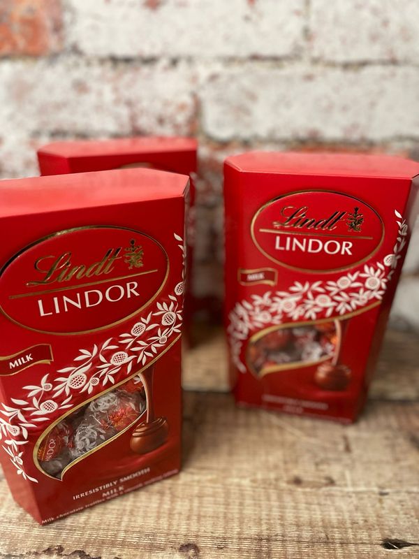 Lindt Lindor Milk Chocolates (337g)