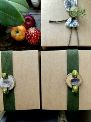 BOX DEGUSTAZIONE confettura botanica a scelta + vaso di tè alle erbe + cioccolato fondente ai fiori + sciroppo di menta + condimento aromatico + succo di mela 200ml