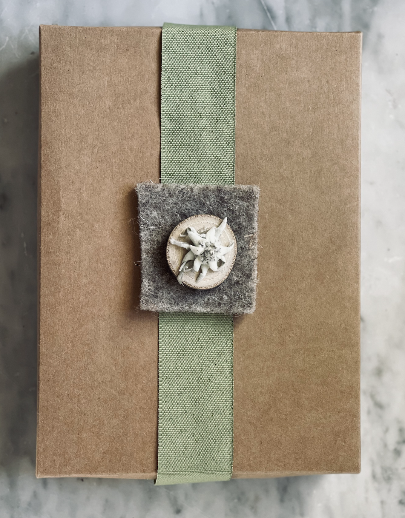 COFANETTO RIGENERANTE con saponi ed essenze naturali dal nostro orto alpino