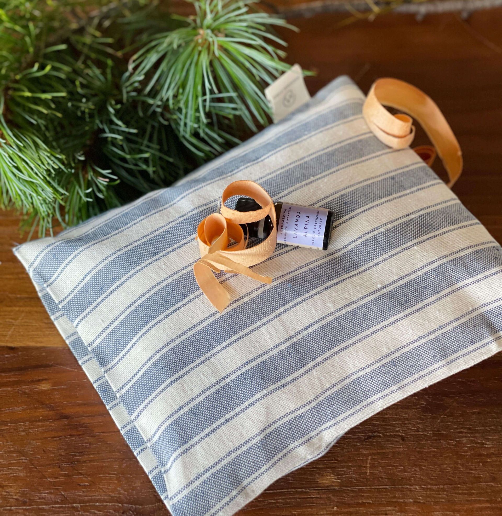 Cuscino con cirmolo e lavanda + olio essenziale di lavanda alpina - KIT FRAGRANZA