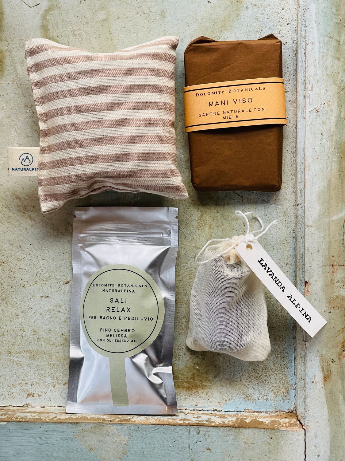 COFANETTO RIGENERANTE con saponi ed essenze naturali dal nostro orto alpino COFANETTO RIGENERANTE con saponi ed essenze naturali dal nostro orto alpino