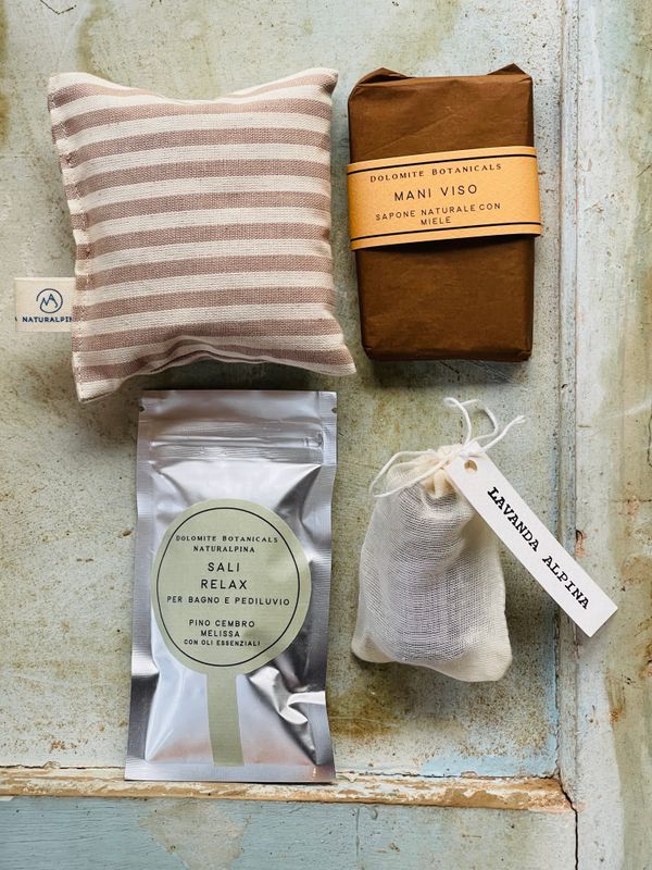 COFANETTO RIGENERANTE con saponi ed essenze naturali dal nostro orto alpino COFANETTO RIGENERANTE con saponi ed essenze naturali dal nostro orto alpino