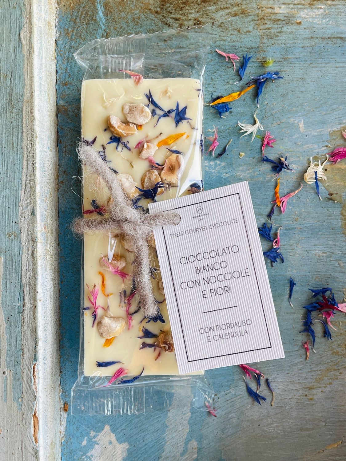 CIOCCOLATO BIANCO FIORI E NOCCIOLE CIOCCOLATO BIANCO FIORI E NOCCIOLE