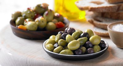 Seasoned moroccan olives and sumac