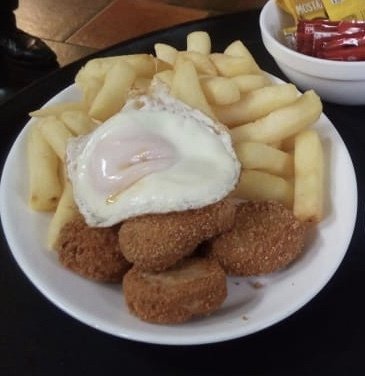 Menu de niño Vienesas, huevo y papas fritas