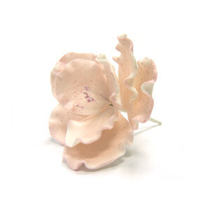 готовое фигурное украшение в виде цветка из сахарной массы розовое. Длина: 8 см