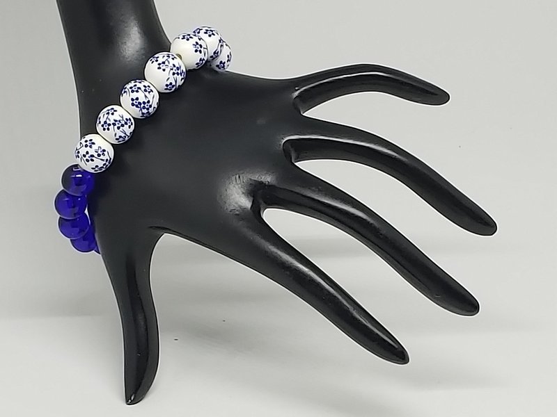 Blue glass bead bracelet