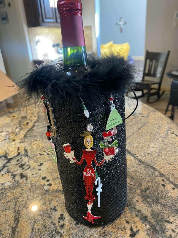 Christmas wine bottle carrier ONLY ONE (wine not included )