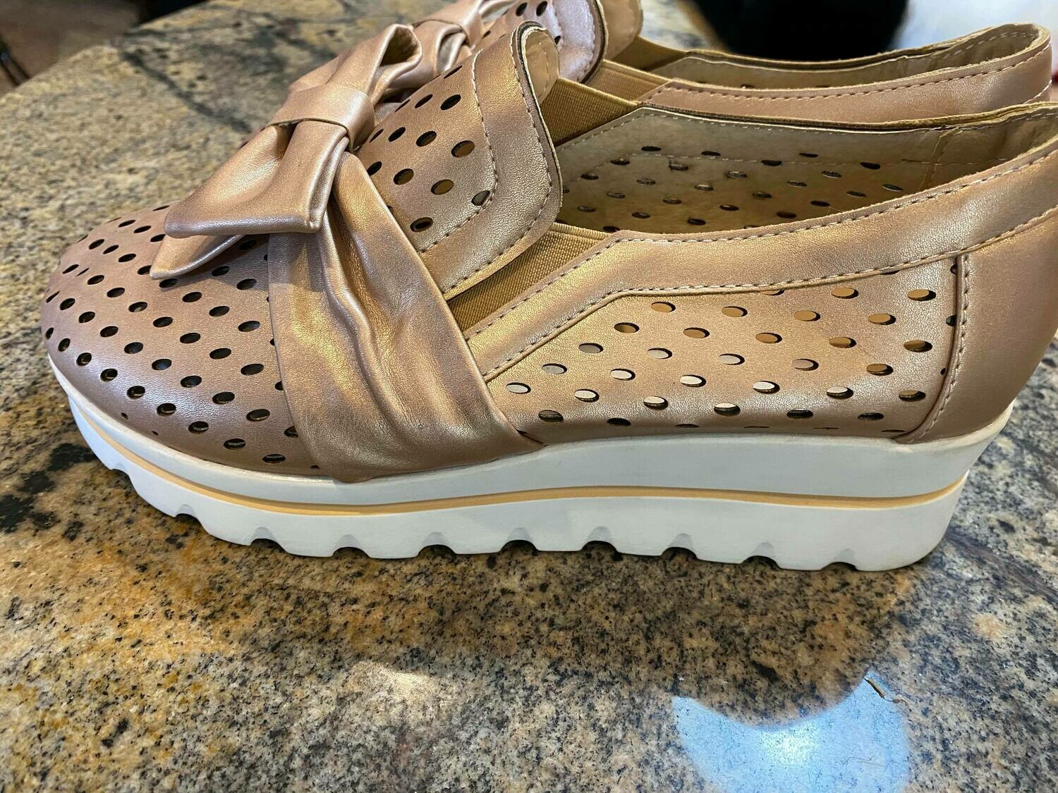rose gold shoe ONLY ONE Size 8