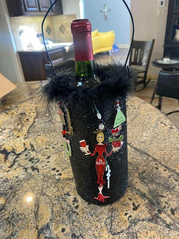 Christmas wine bottle carrier ONLY ONE (wine not included )
