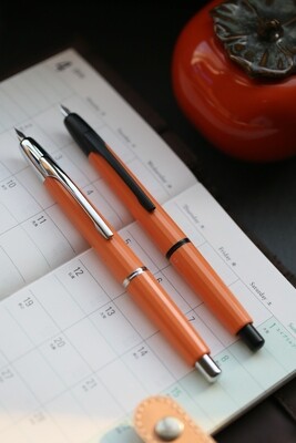 Moonman A2 Cappless, Retractable Fountain Pen, Extra Fine Stainless Steel nib, 8 Colours, 2 Clip Colour options