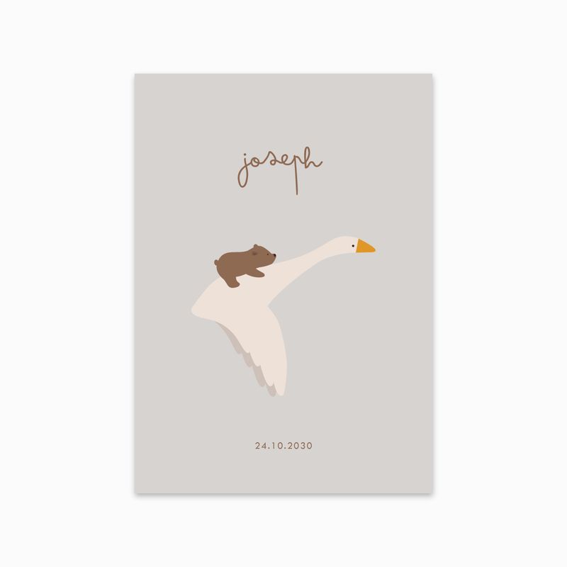 Faire-part de naissance poétique &#39;Sur une oie&#39; avec un petit ours brun sur le dos d&#39;une oie, annonçant l&#39;arrivée d&#39;un bébé.