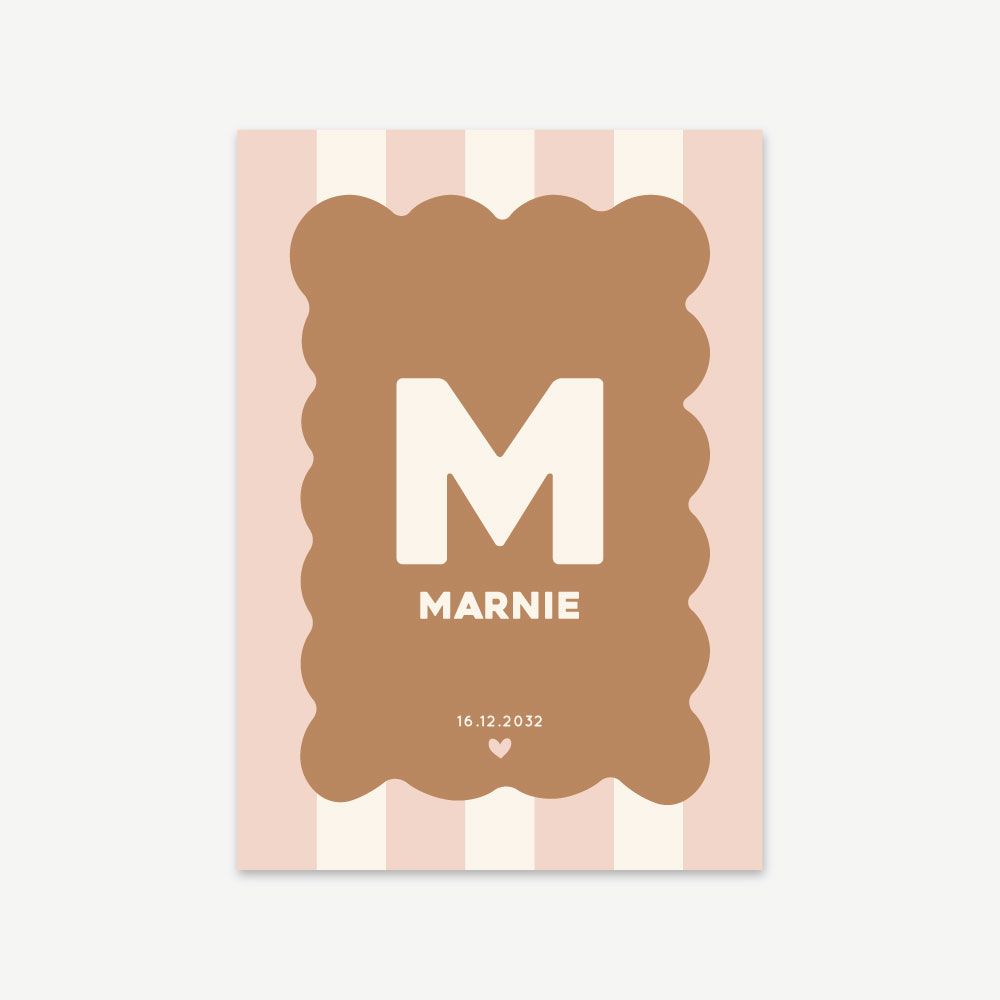 Faire-part de naissance Marnie au design rétro, rayures vanille et biscuit avec initiale centrale