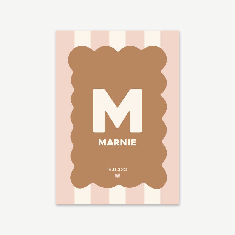 Faire-part de naissance Marnie au design rétro, rayures vanille et biscuit avec initiale centrale
