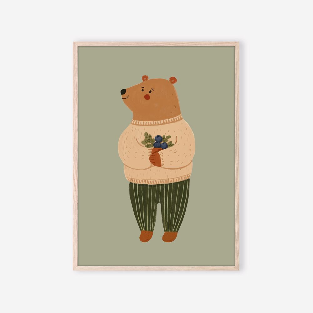 Affiche enfant L’Ours aux Myrtilles encadrée – illustration douce d’un ours en pull crème sur fond vert