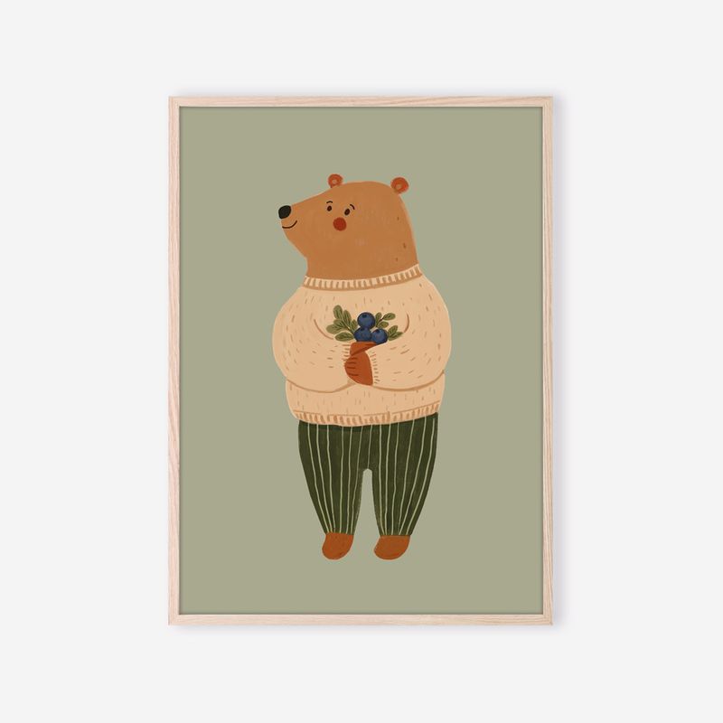 Affiche enfant L’Ours aux Myrtilles encadrée – illustration douce d’un ours en pull crème sur fond vert