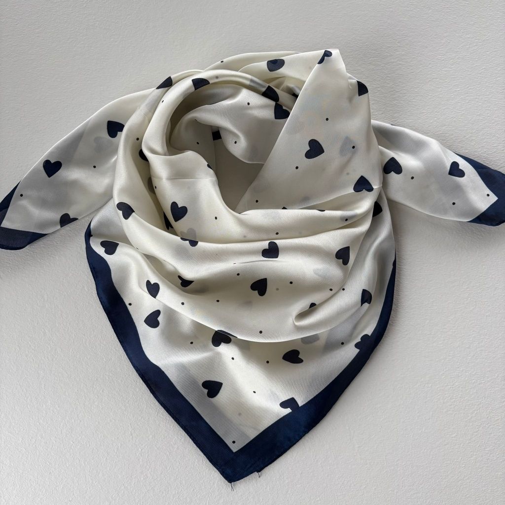 Tørklæde Navy hjerter ThreeM