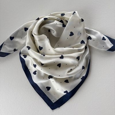 Tørklæde Navy hjerter ThreeM