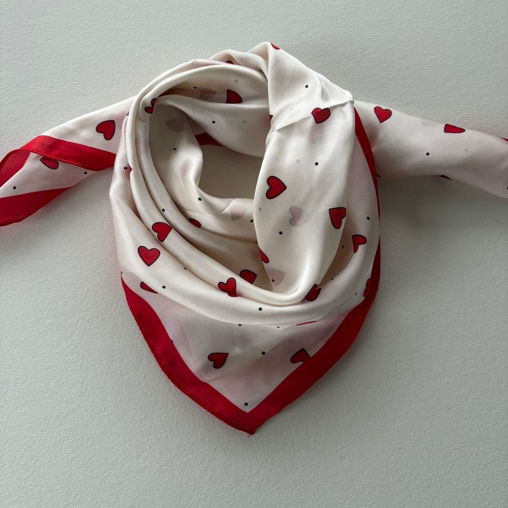 Tørklæde røde hjerter ThreeM