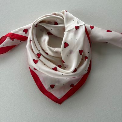 Tørklæde røde hjerter ThreeM