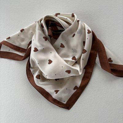 Tørklæde brune hjerter ThreeM
