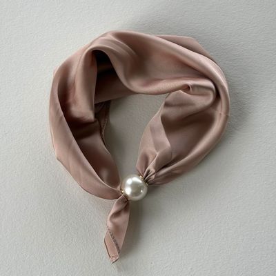 Tørklæde M/ perle magnetlås sand ThreeM