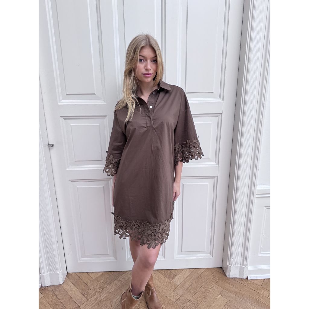 Klara embrodery Dress brown Continue