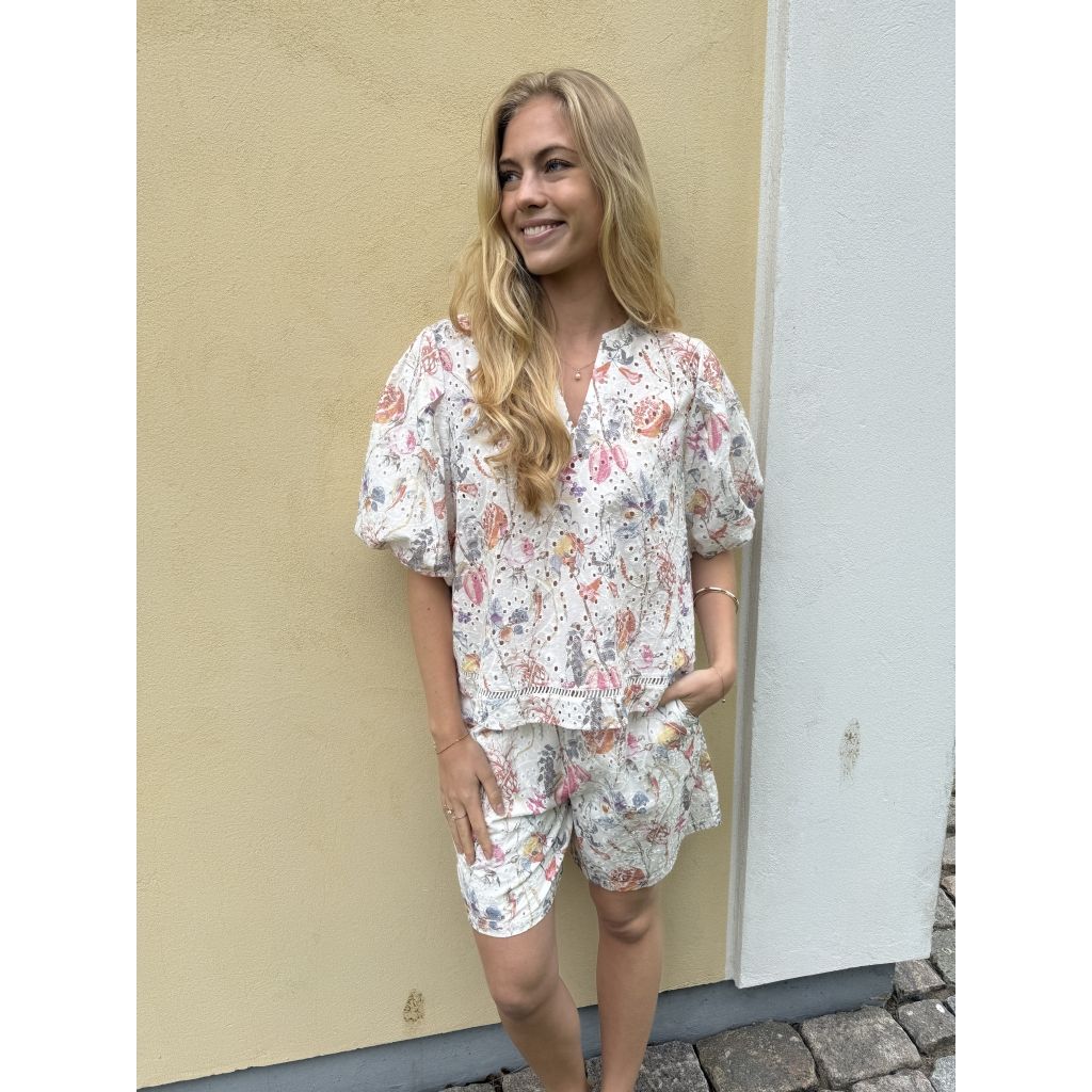 Lis Print Emrodery shorts continue