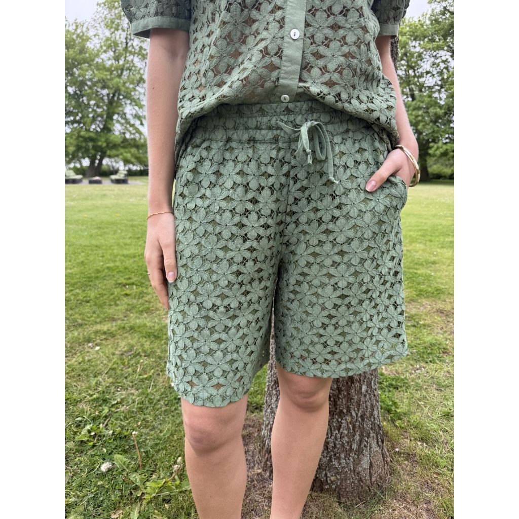 Lis lace shorts army Continue