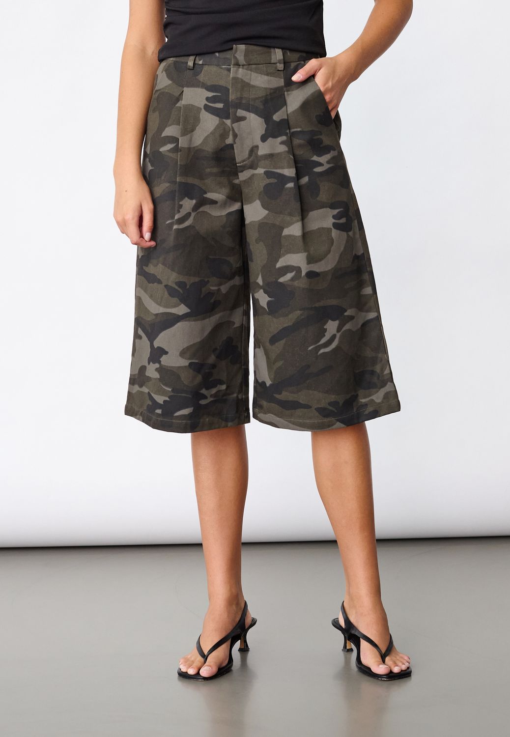 Great long shorts Camoflage Sisters Point