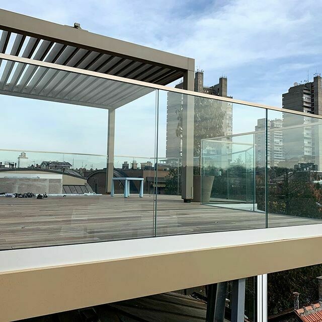 Стаклена ограда со памплекс стакло