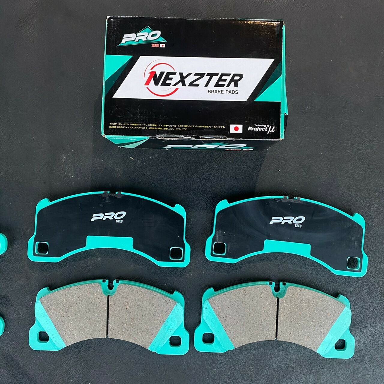 ผ้าเบรกหน้า NEXZTER PRO SPEC สำหรับ PORSCHE CAYENNE 958 ปั้ม BREMBO 19Z