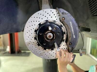 EZ PERFORMANCE ชุดจานเบรกหน้าอัพเกรด สำหรับ Porsche cayenne 958 diesel ราคาต่อคู่พร้อมขาจับ พร้อมติดตั้ง