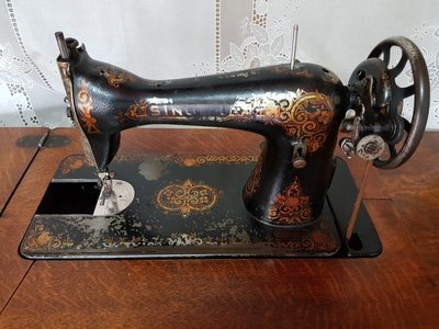 Máquinas de coser y de escribir antiguas