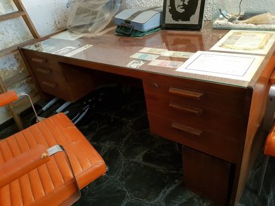 Escritorio antiguo, silla, sillones y biblioteca
