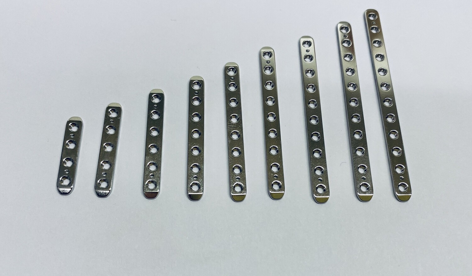 1.5 mm Round hole locking plate 8 holes (for T4 Locking screws)