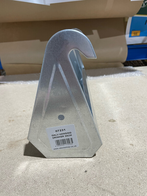 Galvanised hanging drinker 30cm* Galvanised hanging drinker 30cm*
