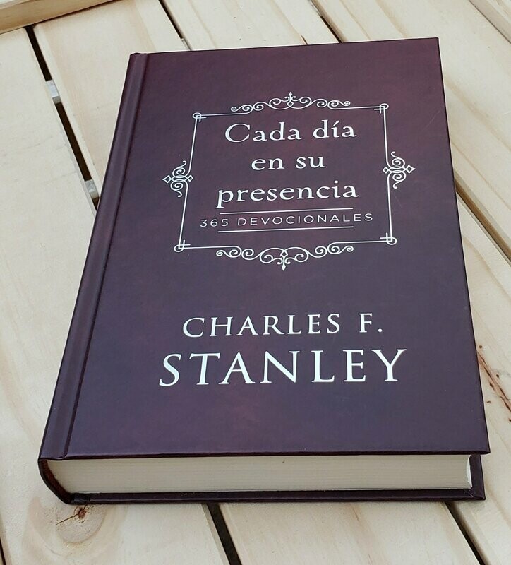 Cada día en su Presencia: 365 Devocionales (Free Shipping)