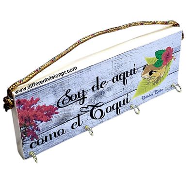 Artesanía P.R. puerta llave de madera (Coquí con flor de maga)