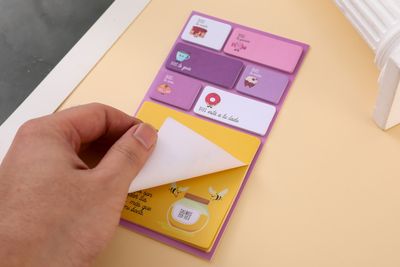 Pack sticky notes. (Dulce)