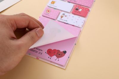 Pack sticky notes. (Amor)